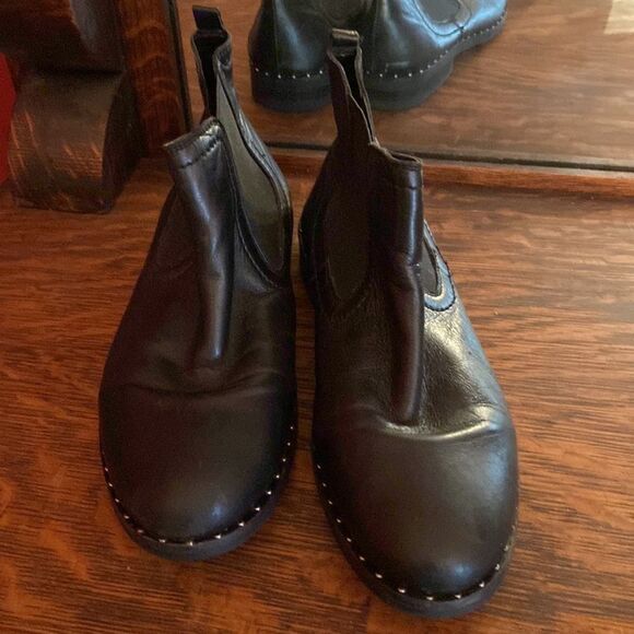 Steve Madden size 7, black leather ankle boots, with silver studs around bottom - Picture 6 of 8